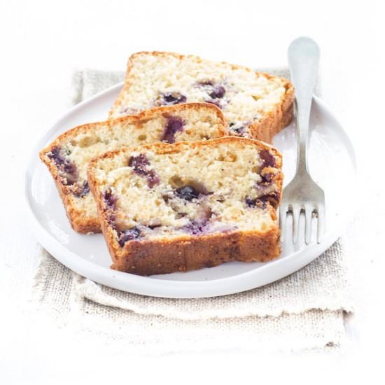 Blueberries and hazelnut pound cake