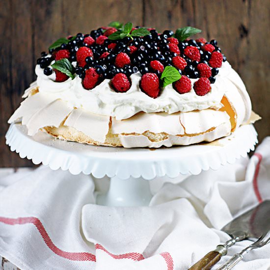 Pavlova with White Chocolate Cream