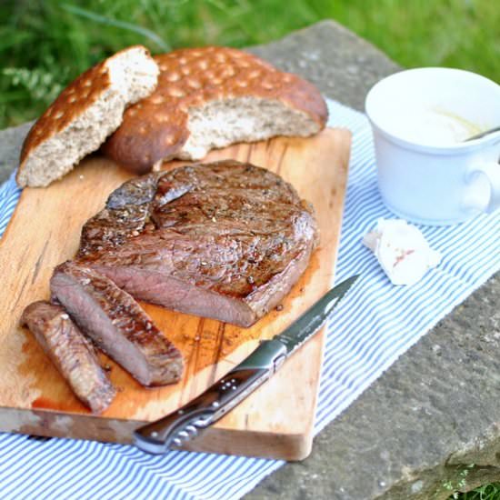 Grilled rumpsteak with baked garlic