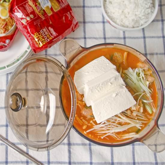 Korean Kimchi Jjigae (Cabbage Stew)