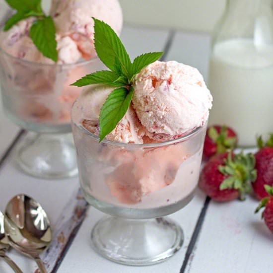 Old Fashioned Strawberry Ice Cream