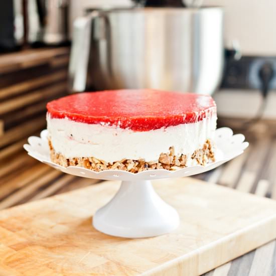 Crunchy Strawberry Cream Cheesecake