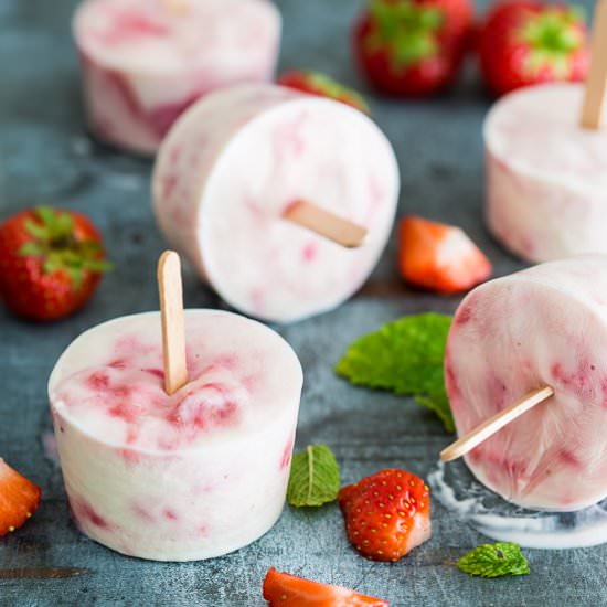 Strawberry yoghurt popsicles