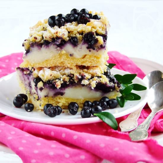 Cake with pudding and blueberries
