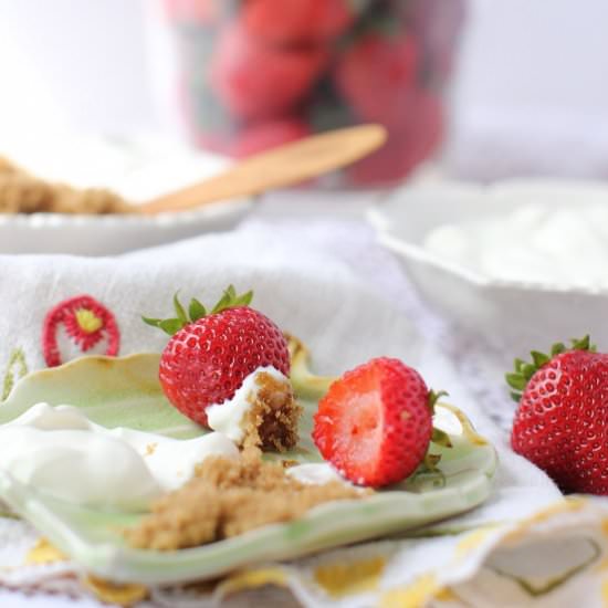 Strawberries with Super Easy Dip