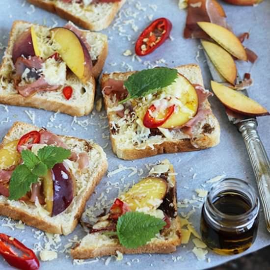 Peach & prosciutto toasts