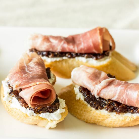 Crostini-Prosciutto, Fig, & Cheese