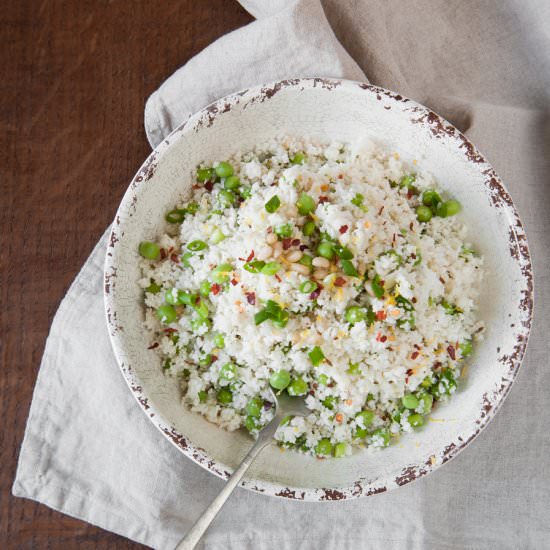 Raw cauliflower salad with peas