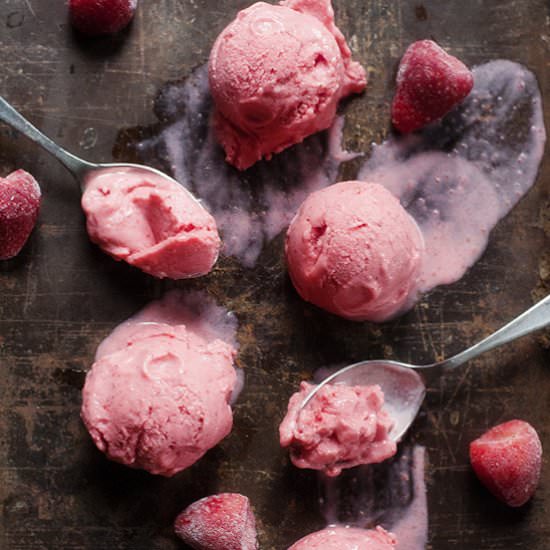 5 Minute Strawberry Frozen Yogurt