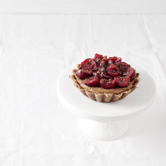 Raw Mini Tarts with Cream&Cherries