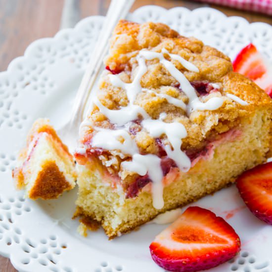 Strawberries ‘n Cream Crumb Cake