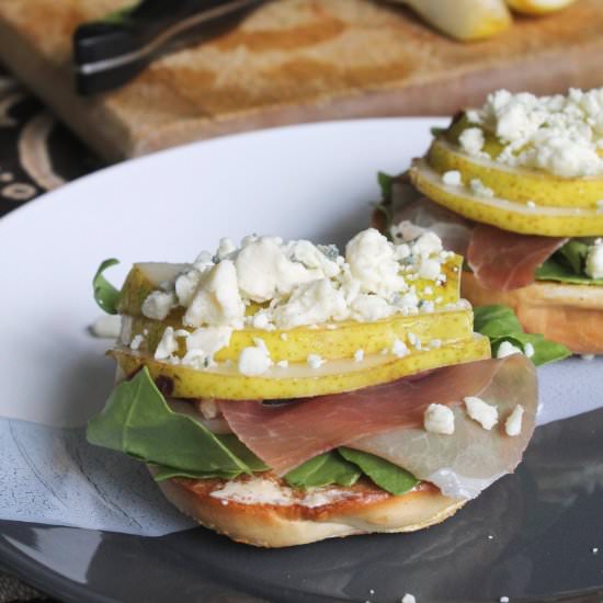 Prosciutto Pear Gorgonzola Bagels