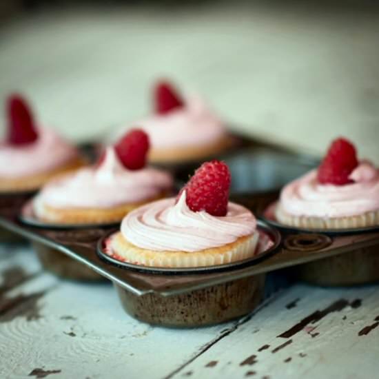 Vanilla Cupcakes/Raspberry Frosting