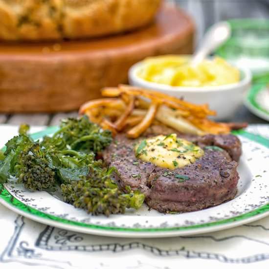 Steak with oven fries and Béarnaise
