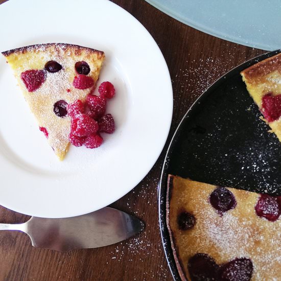 Oven-Baked Pancake with Berries