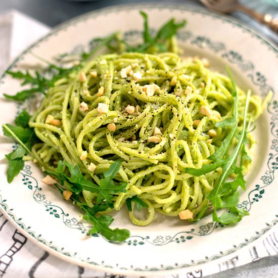 Avocado, arugula and cashew pesto