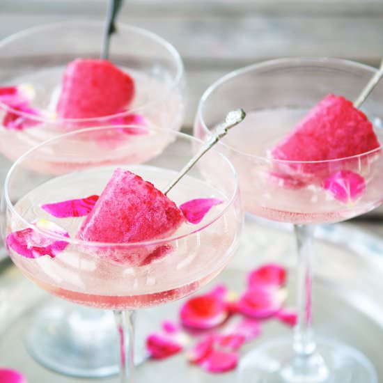 Raspberry popsicles with champagne