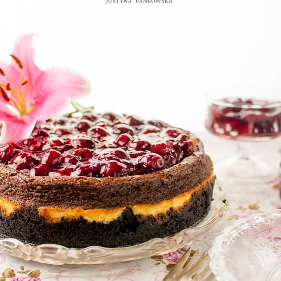 Cheesecakes with cherry and Oreo