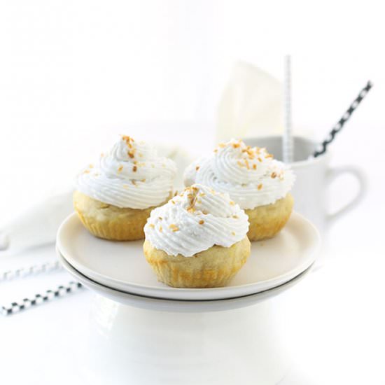 Vanilla Cupcakes w Coconut Frosting