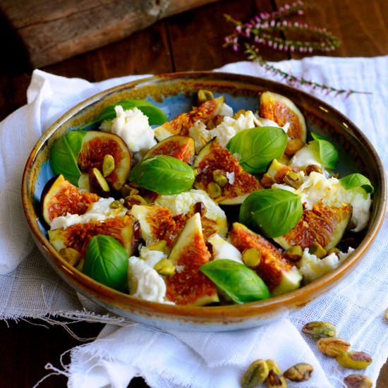 Mozzarella salad with figs
