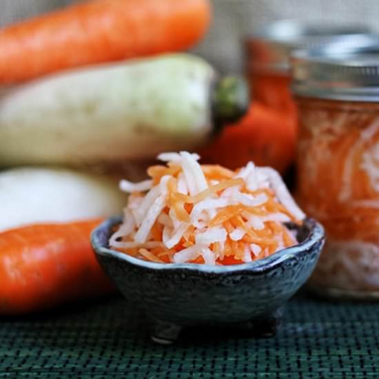 Vietnamese Mooli and Carrot Pickles
