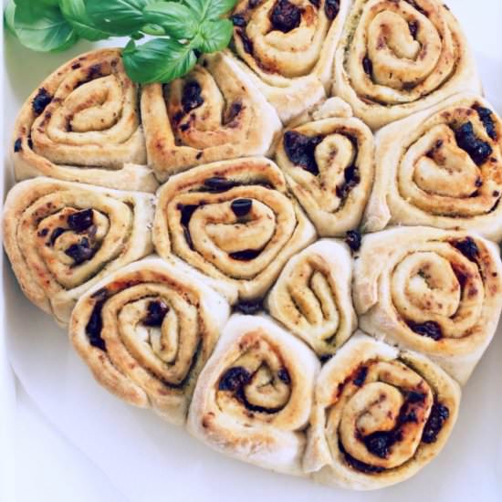 Rolls with pesto and tomatoes