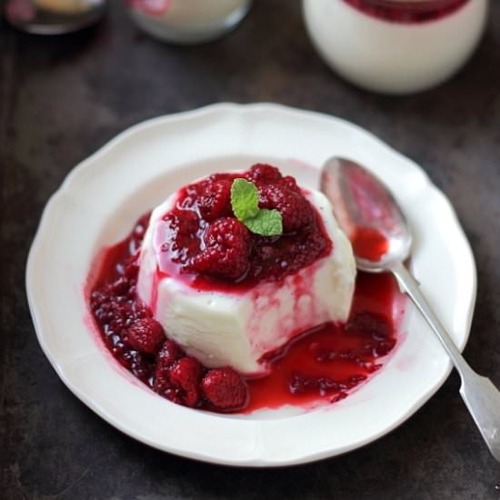 Panna cotta with raspberry sauce