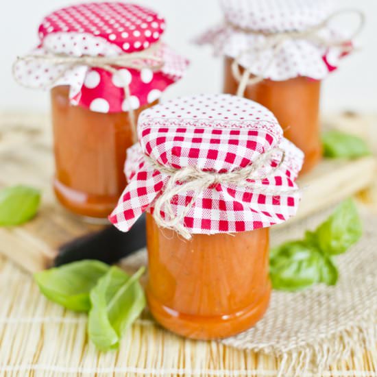 tomato puree with basil and garlic