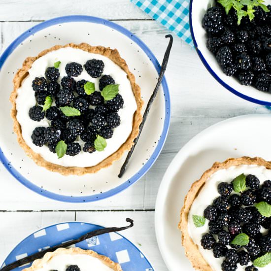 Tarta with cream and blackberries