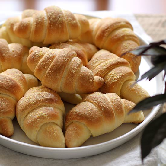 Cornmeal Crescent Rolls