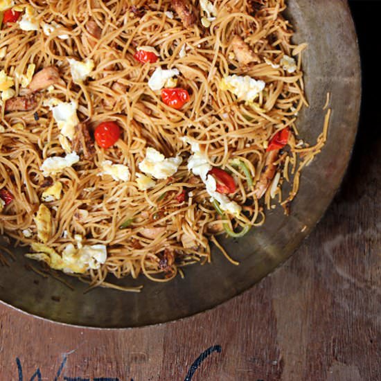 Egg Chicken Hakka Noodles