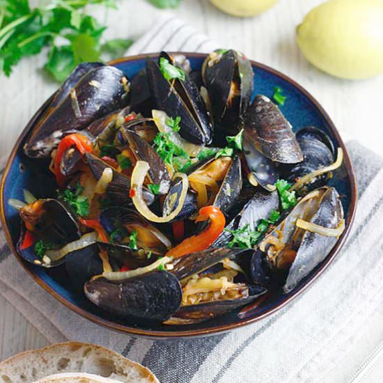Mussels with a spicy tomato sauce