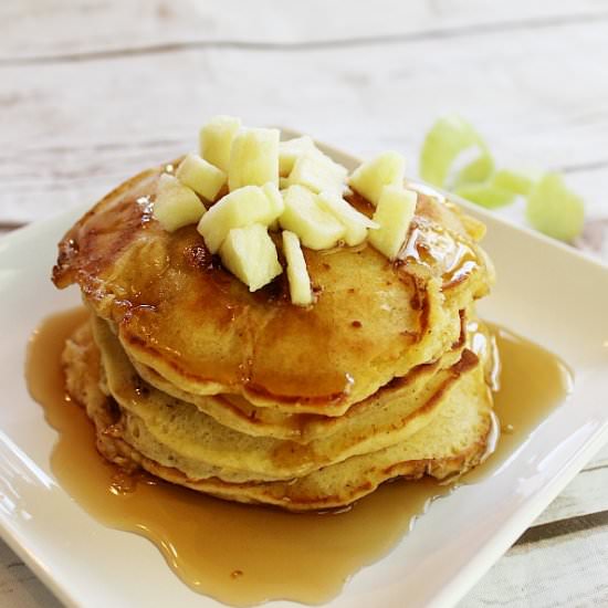 Fluffy Apple Cinnamon Pancakes
