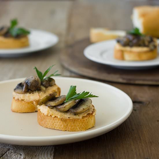 Chipotlé Gouda & Mushroom Crostini