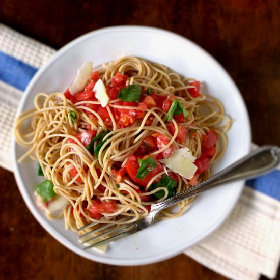 No-Cook Tomato Sauce Over Spaghetti