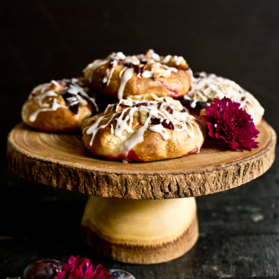 Whole Wheat Buns with Plums