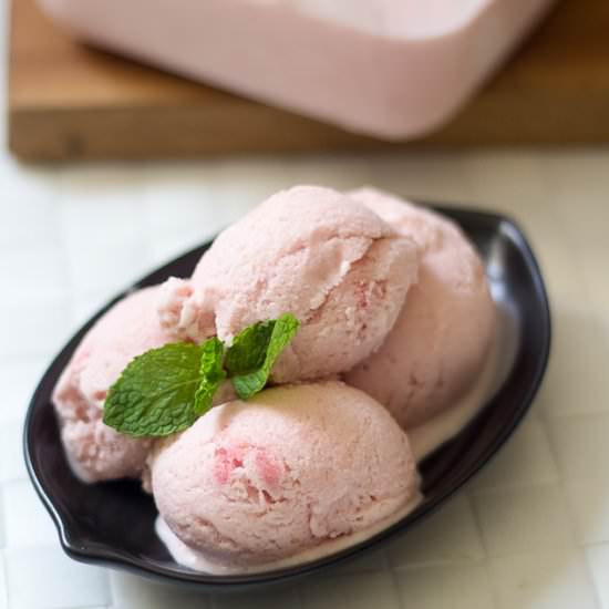 Eggless Strawberry Icecream