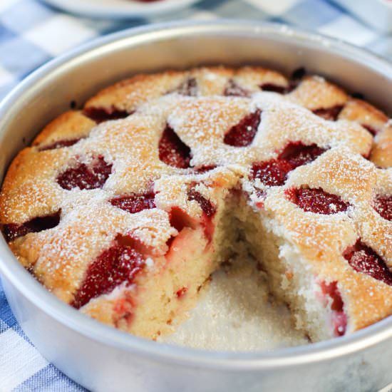Easy Strawberry Cake!