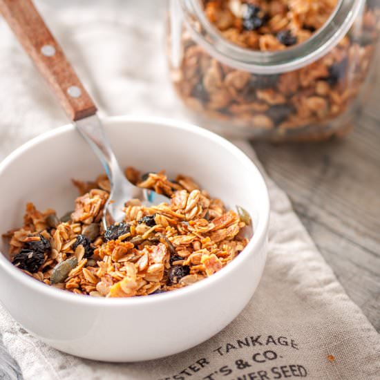 Simple Homemade Maple Granola