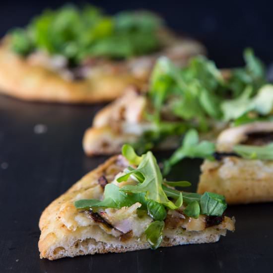Cheesy chicken pesto pizza