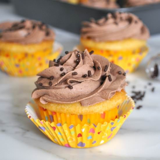 Vanilla Cupcakes w Chocolate Mousse