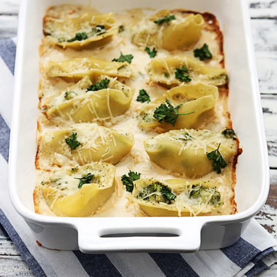 BROCCOLI ALFREDO STUFFED SHELLS