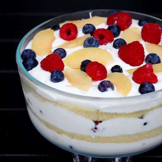 Yoghurt Cream Cake with Fruits