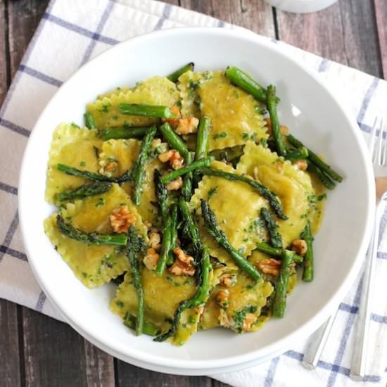 Ravioli with asparagus and walnuts