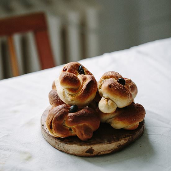 Cinnamon and Raisins Knots