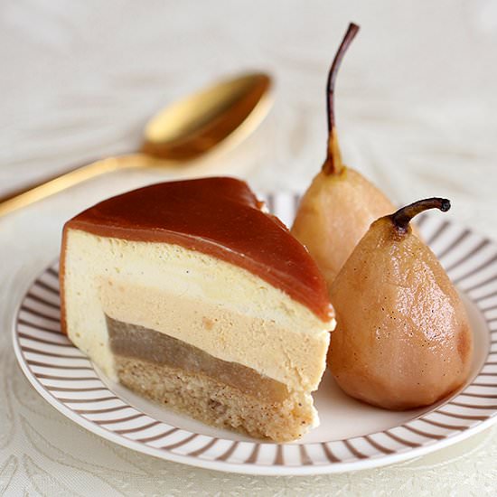 Pear and vanilla mousse cake