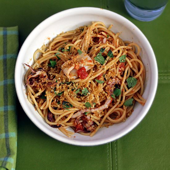 Pasta with calamami and tomtaoes
