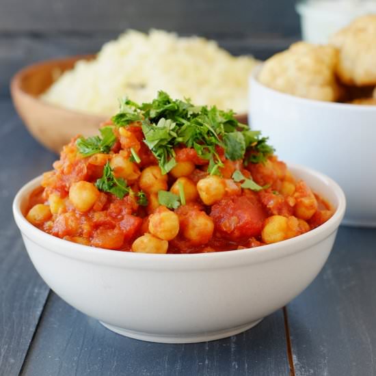 Chickpeas with tomato sauce
