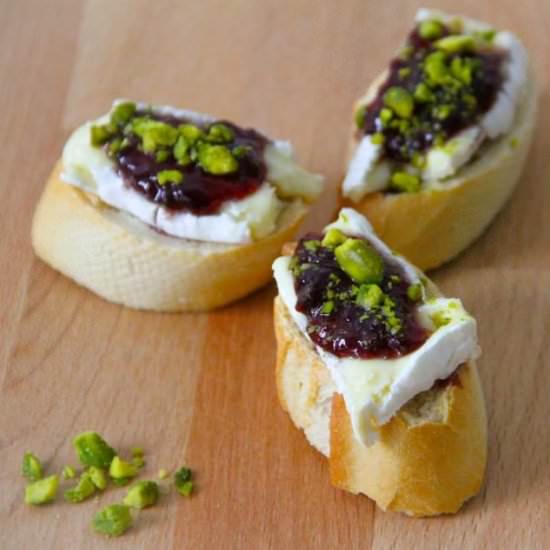 Camembert Crostini