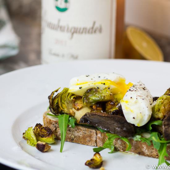 Bread with egg and brussels sprout